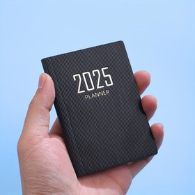 Resim 1 A7 Boyutu 2025 İngilizce Planlayıcı, 60 Sayfa 120 Sayfa İnce Haftalık Takvim Dergisi, Mini Taşınabilir Cep Takvim Kitabı, 365 Gün Günlük Plan Takvim Kitabı, PU Deri Kapak Küçük Kitap, 10.59*7.8 cm 