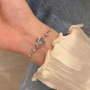 Resim Kozmik planety içeren şık ve sofistike bir yaratıcı tasarıma sahip minimalist bir bilezik, kızlar ve arkadaşlar için mükemmel bir çok yönlü hediye, günlük giyim için uygun. 