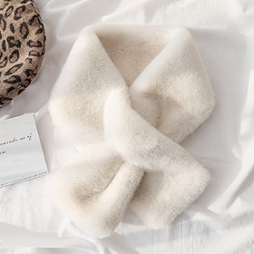 Resim Zarif Sahte Kürk Yaka Eşarp - Yumuşak, Cilt Dostu & Sonbahar/Kış için Sıcak | Kadınlar için Çok Yönlü Peluş Çapraz Tasarım 