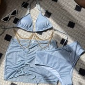 Resim Seksi Çizgili Askılı Üç Parça Mayo Takımı ve Rhinestone Zinciri ile Işıl Işıl Kumaş. 