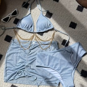 Resim Seksi Çizgili Askılı Üç Parça Mayo Takımı ve Rhinestone Zinciri ile Işıl Işıl Kumaş. 