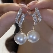 Resim 1 Çift Şık ve Sofistike Hafif ve Yüksek Kaliteli Çok Yönlü Retro Yapay Kristal Kakma Kadın Toplu Banket ve Günlük Moda Küpeler 