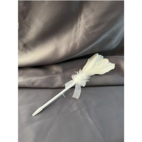 Resim Beyaz Tüylü Nikah Kalemi ile Şık Duvar Dekorasyonu, Özel Günleriniz Için Ideal Seçim 