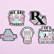 Resim 1/2/3/5 adet Karikatür İlaç Broşü Yaratıcı Renkli İlaç Harf Yaması Unisex Alaşım Yaması Giyim Aksesuarı 