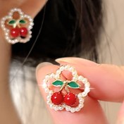 Resim Kadınlar için 1 Çift Şık Kiraz Çiçeği Çivi Küpeleri - Vintage & Minimalist Tarz, Kırmızı Kiraz Merkezi, Alaşım & Bakır, Günlük Kullanım veya Partiler için İdeal 