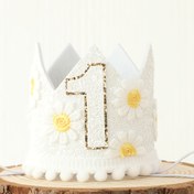 Resim El yapımı bir doğum günü partisi şapkası, küçük bir papatyayla süslenmiş, güzel pırıltılar ve çiçek süslemeleri ile süslenmiş, parti dekorasyonu için mükemmel, kumaş prenses teması için uygun - çeşitli etkinlikler için ideal. 