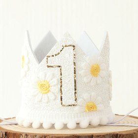 Resim El yapımı bir doğum günü partisi şapkası, küçük bir papatyayla süslenmiş, güzel pırıltılar ve çiçek süslemeleri ile süslenmiş, parti dekorasyonu için mükemmel, kumaş prenses teması için uygun - çeşitli etkinlikler için ideal. 