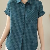 Resim Kadınların şık ve rahat kare desenli kısa kollu bluzu, düğmeli yaka ve ön cepli, hafif polyester yaz gömleği, rahat kıyafet için hafif polyester kumaş 