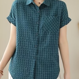 Resim Kadınların şık ve rahat kare desenli kısa kollu bluzu, düğmeli yaka ve ön cepli, hafif polyester yaz gömleği, rahat kıyafet için hafif polyester kumaş 