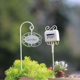 Resim 1 Adet Minyatür Metal Posta Kutusu Süsü - Paslı Bitişli Bahçe Dekoru, "Bahçe" ve "Posta" İşaretleri ile Peri Bahçeleri, Mini Peyzajlar için Gerçekçi Sahne Aksesuarı, Pil Gerekmez 