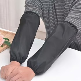 Resim Erkekler ve kadınlar için uzatılmış, iş ve günlük yaşam için tasarlanmış, yağ geçirmez, siyah, dayanıklı ve koruyucu bir çift su geçirmez kolluk kapağı. 
