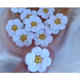 Resim Amigurumi Örgü Toka Papatya Objesi Kıyafete Tokaya Kombin Beyaz Çok Renkli 