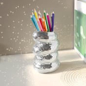 Resim Bir Nordic tarzı ev ve mutfak dekorasyonu için mükemmel olan, ev ve yatak odalarının estetiğini geliştirmek için uygun olan, güzel bir şekilde hazırlanmış gümüş cam spiral vazeli. 