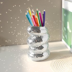Resim Bir Nordic tarzı ev ve mutfak dekorasyonu için mükemmel olan, ev ve yatak odalarının estetiğini geliştirmek için uygun olan, güzel bir şekilde hazırlanmış gümüş cam spiral vazeli. 