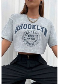 Resim Brooklyn 1898 Adventure Baskılı Kadın Crop Grimelanj T-shirt Gri 