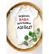 Resim Genel Markalar Unisex Çocuk Beyaz Üzgünüm Baba Aynı Kadına Aşığız Baskılı Yarım Kollu Zıbın 