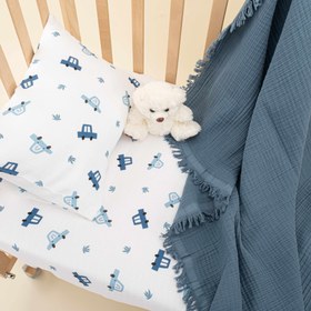 Resim Bebek Nevresim Seti (Dört Katlı Muslin Battaniye , Yastık Kılıfı , Lastikli Çarşaf) - İndigo Dört Kat Muslin Battaniye - Mavi Arabalar 