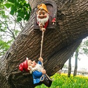 Resim 2 adet Ağaçlar için Şenlikli Gnome Tırmanma Heykelleri - Dış Mekan Bahçe ve Veranda Duvar Dekoru, Reçine, Anneler Günü/Noel Hediyesi için İdeal, Bonus Asılı Süsler Dahil, Şenlikli Bahçe Dekoru 