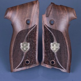 Resim Sıg P220 Sarı Metal Haç Çift Motif Ceviz Ahşap Tabanca Kabzesi T158 