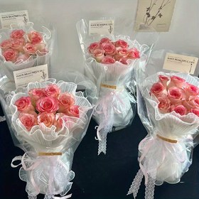 Resim Sevgililer Günü ve Anneler Günü Çiçek Buketi Ambalajı, Polyester Fiberli Kırışıklık Dalga Ağı, Sanatsal Çiçek Düzenleme Sarımı, Tatil Buketi Ambalaj Malzemeleri 