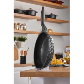 Resim Taç Bella Döküm Kızartma Tavası Siyah 28 cm Sağlıklı Pişirme Deneyimi Sunan Kaliteli Malzeme 