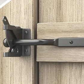 Resim Ahşap Çitler, Kulübeler ve Ahır Kapıları için Otomatik Yerçekimi Çubuğu ile Ağır Hizmet Tipi Siyah Metal Kendinden Kilitli Kapı Kolu - Kolay Kurulum, Güvenli Kilitlenme, Endüstriyel Donanım, Dış Mekan Çit Kapı Kolu 