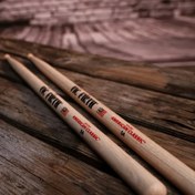 Resim 5A Profesyonel Maple Davul Çubuğu - Premium Maple Ahşap ve Çelik Çerçeve, 10cm (3.94 İnç) Uzunluk, 6.35g (22.73oz) Ağırlık, Ergonomik Tutuş 5A Yetişkin Raf Davulları, Jazz ve Çağdaş Müzik, Davul Aksesuarları, Davul Çalma, Şık Tasarım, Dayanıklı Yapı 