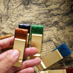 Resim El yapımı Pirinç Defter Kalem Tutucu, Karmaşık Çiçek Oymaları ile, Not defterleri, Günlükler ve Planlayıcılar için Vintage Metal Klips, Dayanıklı ve Şık Ofis Malzemesi Çoklu Renklerde 