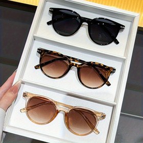 Resim Kadınlar ve Erkekler için 3 Adet Klasik Retro Klasik Moda Gözlükleri, Müzik Festivalleri, Sokak Stili, Partiler ve Tatil Kıyafetleri için Uygun 