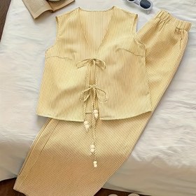 Resim Şık Kadın Çiftli Çizgili Düğmeli Üst ve Geniş Bacaklı Pantolon, Bej ve Beyaz Dikey Çizgili, Bahar/Yaz için Mükemmel, Günlük ile Yarı-Formel Giyim, Günlük Giyim | Düğmeli Üst | Polyester Kumaş 