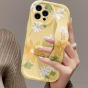 Resim Sarı arka plan üzerinde beyaz çiçek deseni, beyaz krem kabuk, bilek kayışı ve şok koruması için basit tasarım. Bahar ve yaz için mükemmel bir seçim, modeller 16/16Plus/16Pro/16Promax/15/15Plus/15Promax/14/14Plus/14Pro/14Promax, 13/13Pro/13Promax, 12/12Pro/12Promax ve 11/11Pro Max ile uyumlu. 