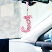 Resim Kadınlar için Bling Pembe Araba Harf Cazibesi, Arka Görüş Aynası Süsü için Parıldayan Asılı Kolye, Araba İç Dekorasyonu için Sevimli 26 Harf 