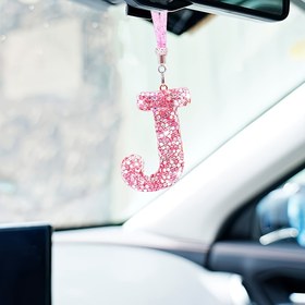 Resim Kadınlar için Bling Pembe Araba Harf Cazibesi, Arka Görüş Aynası Süsü için Parıldayan Asılı Kolye, Araba İç Dekorasyonu için Sevimli 26 Harf 