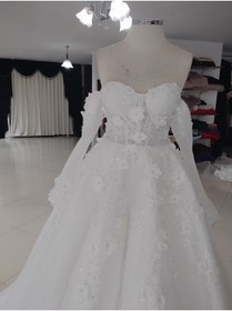 Resim ÖZEL DİKİM Takma eldivenli 3d çiçekli tasarım gelinlik 