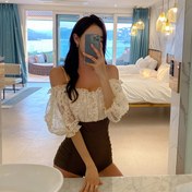 Resim Bir Peri Tarzı Orta Kollu Mayo, Seksi Askı Tasarımı ile, Beli Gizlemek ve Sıcak Suyu Keyifli Bir Şekilde Yaşarken İnce Görünen Mükemmel Bir Seçenek. 