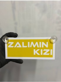 Resim Sarı Renk Üzeri Beyaz Renk Zalımın Kızı Yazılı Vantuzlu Cam Süsü 