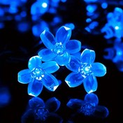 Resim 20 kiraz çiçeği şeklinde LED'ler. 8 mod mevcut. Güneş enerjili, su geçirmez dış mekan kullanımı için. Noel ağaçları için peri aydınlatması. Bahçe, avlu ve çit süslemeleri için uygun. Düğün ve parti dekorasyonları için ideal. Çok renkli 