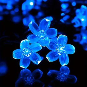 Resim 20 kiraz çiçeği şeklinde LED'ler. 8 mod mevcut. Güneş enerjili, su geçirmez dış mekan kullanımı için. Noel ağaçları için peri aydınlatması. Bahçe, avlu ve çit süslemeleri için uygun. Düğün ve parti dekorasyonları için ideal. Çok renkli 