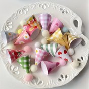 Resim 30/60 Mini Parti Şapka Kek Bayrağı, Pastalar İçin Dekoratif Bir Öğe, Sevimli Bir Çizgi Film Şapkası, Doğum Günleri, Tatil Şenlikleri ve Tatlı Masası Süsü İçin Mükemmel. 