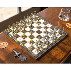 Resim Lüks Metal Satranç Takımı Krom Kaplama Roma Ordusu Figür & Kehribar Mermer Desenli Tahta 20 Cm. 