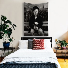 Resim Charlie Chaplin with Flower Duvar Örtüsü - 100 cm x 135 cm 
