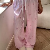 Resim Kadınlar İçin Zarif Fırfır Detaylı Düşük Bel Düz Paça Pantolon, Pembe ve Beyaz Çizgili Kelebek Desenli, Konforlu Polyester Kumaş İlkbahar/Yaz/Sonbahar Günlük Giysi | Fırfır Desenli Pantolon | Parlak Dokulu 