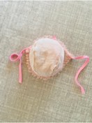 Resim Bebeu Yeni Model %100 Organik Pamuk Müslin Güpür Detaylı Toz Pembe Bebek Mevlüt Abiye Şapka 