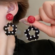Resim Antika Elegant Polka Nokta Çiçek Düşürme & Sallanan Küpeler - Akrilik Siyah ve Beyaz Açıklama Küpeleri, Kırmızı Vurgu Boncuk, 925 Gümüş İğne, Şık Moda Aksesuarı Günlük ve Tatil Giyim için - Tüm Mevsimler için Uygun 