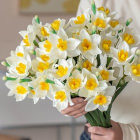 Resim 5'li Yapay Nergis Çiçekleri - Gerçekçi & Sarı Bahar Çiçekleri Yeşil Yapraklarla, 44.96cm Yükseklikte Saplar, Bakım Gerektirmeyen Plastik Çiçekler Ev, Düğün, Paskalya, Anneler Günü Dekorasyonu için - Zarif Çiçek Aranjmanları, Düğün Süslemeleri, Canlı Çiçekler 