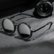 Resim Kadın Klasik Retro Yuvarlak Çerçeve Moda Gözlükleri - Siyah Metal ile Gradyan TAC Lensler, Kendi Renkli ve Anti-Parlama Kaplama, Ayarlanabilir Burun Köprüsü, Hafif ve Dayanıklı, Günlük ve Resmi Giyim için, Günlük Gözlük, Modern Estetik, Metalik Kaplama 