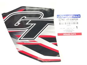Resim MODENAS GT135 DIŞ DİZLİK GT ETİKETİ KIRMIZI SOL ORJİNAL 