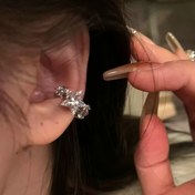 Resim Yeni bir Gümüş Bakır ürün, Tam Sentetik Zirkonyum Yıldız Tasarımına sahip, Bu Minimalist Kulak Klips, Deliksiz Kulakları Olan Kadınlar İçin Mükemmel, Elmaslarla Süslenmiş Benzersiz Bir Takıdır. 