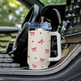 Resim 40oz Kapalı ve Tutacaklı Paslanmaz Çelik Termos Bardak, Büyük Kapasiteli Taşınabilir Su Bardağı, Pembe Kurdele ve Kalp Desenli, Araba/Ev/Ofis İçin İdeal, Yaz Seyahat Aksesuarları, Mükemmel Doğum Günü Hediyesi, Seyahat Su Bardağı | Şık İzoleli Bardak | Dayanıklı İzoleli Termos Bardak 