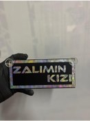Resim Siyah Renk Üzeri Hologram Renk Zalımın Kızı Yazılı Vantuzlu Cam Süsü 